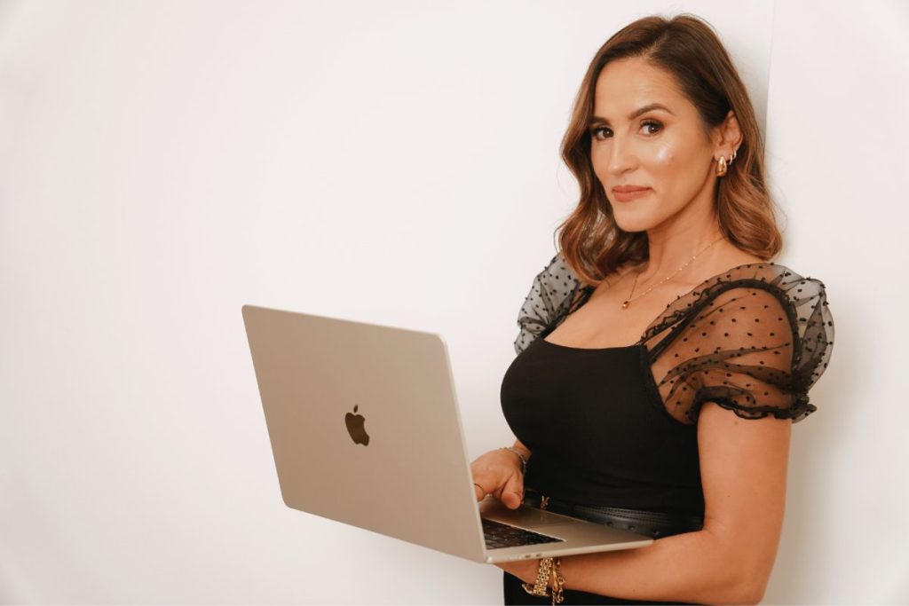 Daniela Sousa a trabalhar com computador portátil em contexto de consultoria e estratégia
