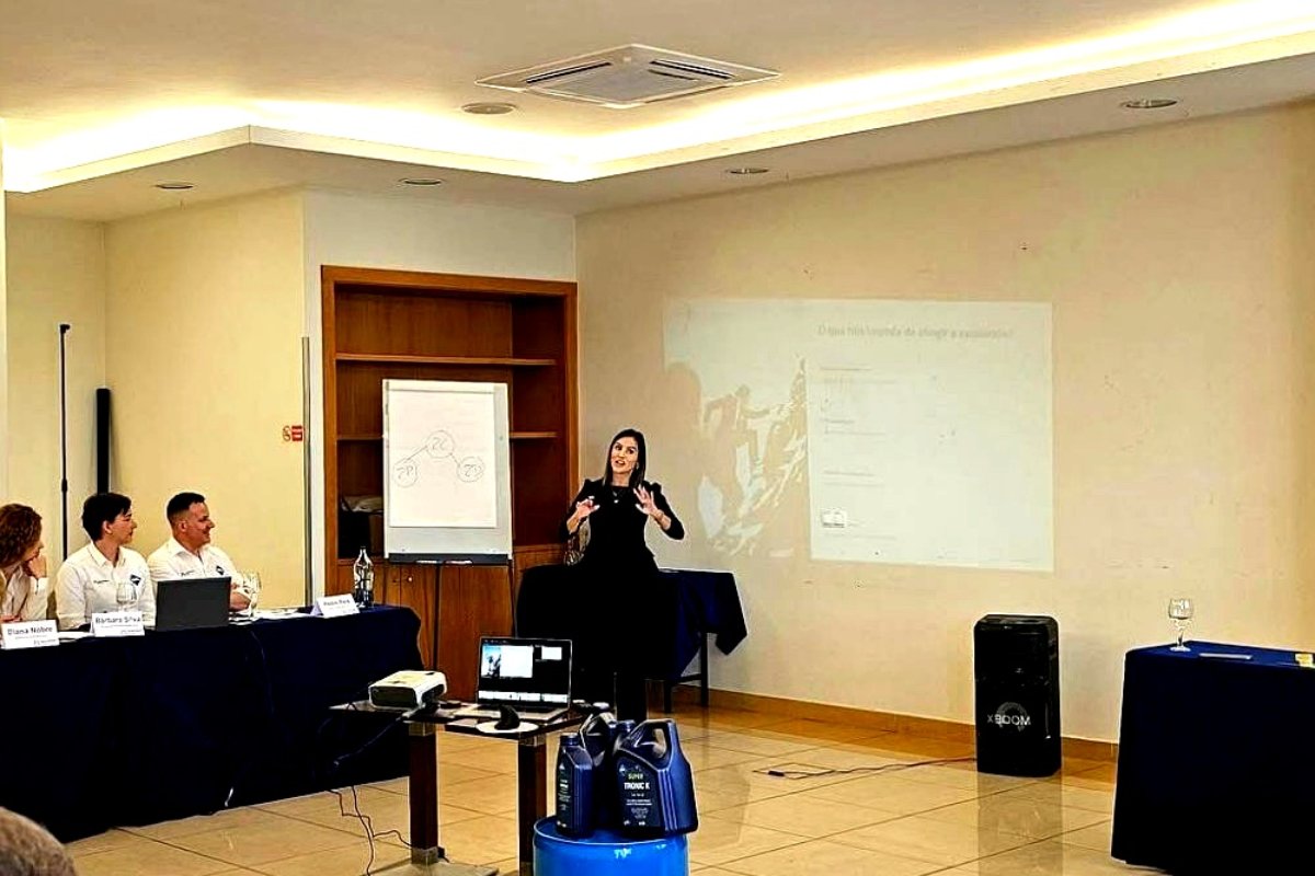 Formação em liderança e inteligência emocional com apresentação em sala e equipa a assistir